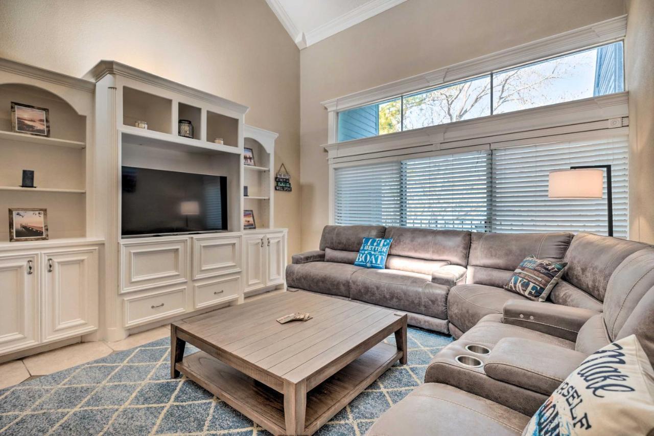 Idyllic Montgomery Condo With Pool And Lake View! Exterior photo